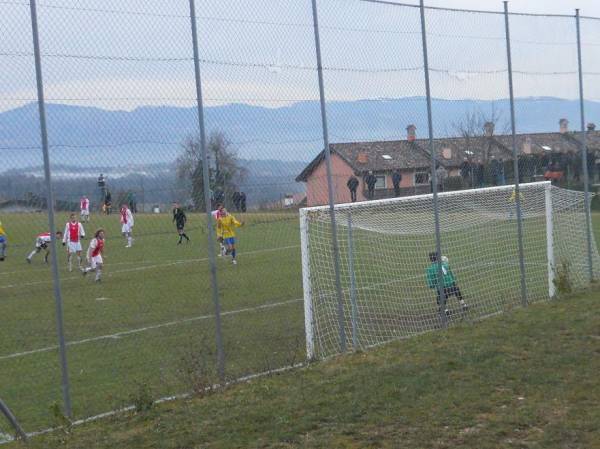 Michielet cerca di sorprendere il portiere - parerà in 2 tempi -